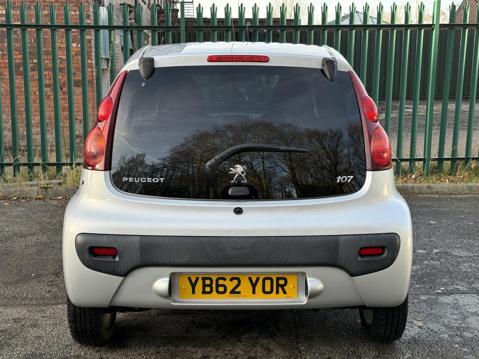 Peugeot 107 1.0 12V Allure Hatchback 3dr Petrol Manual Euro 5 (68 ps)