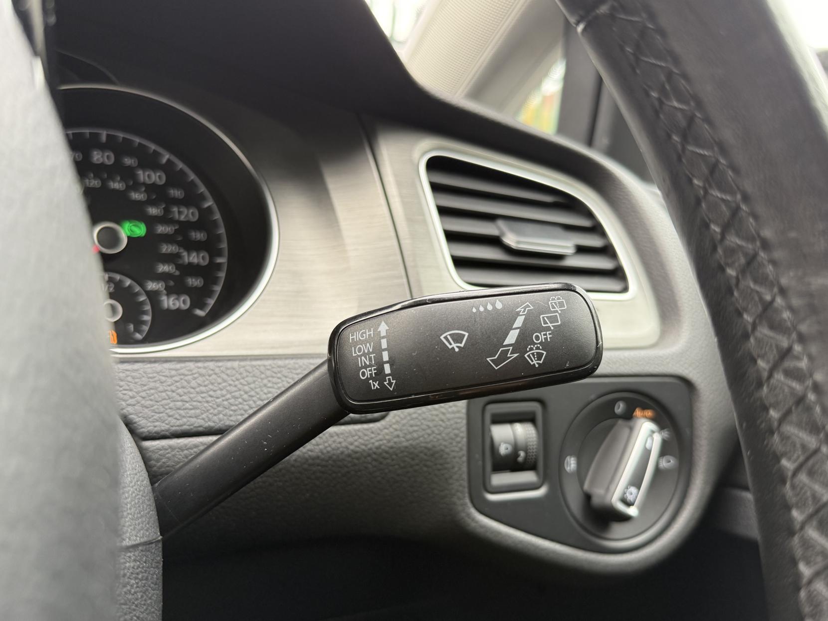 Volkswagen Golf 1.6 TDI BlueMotion Tech SE Hatchback 5dr Diesel DSG Euro 5 (s/s) (105 ps)