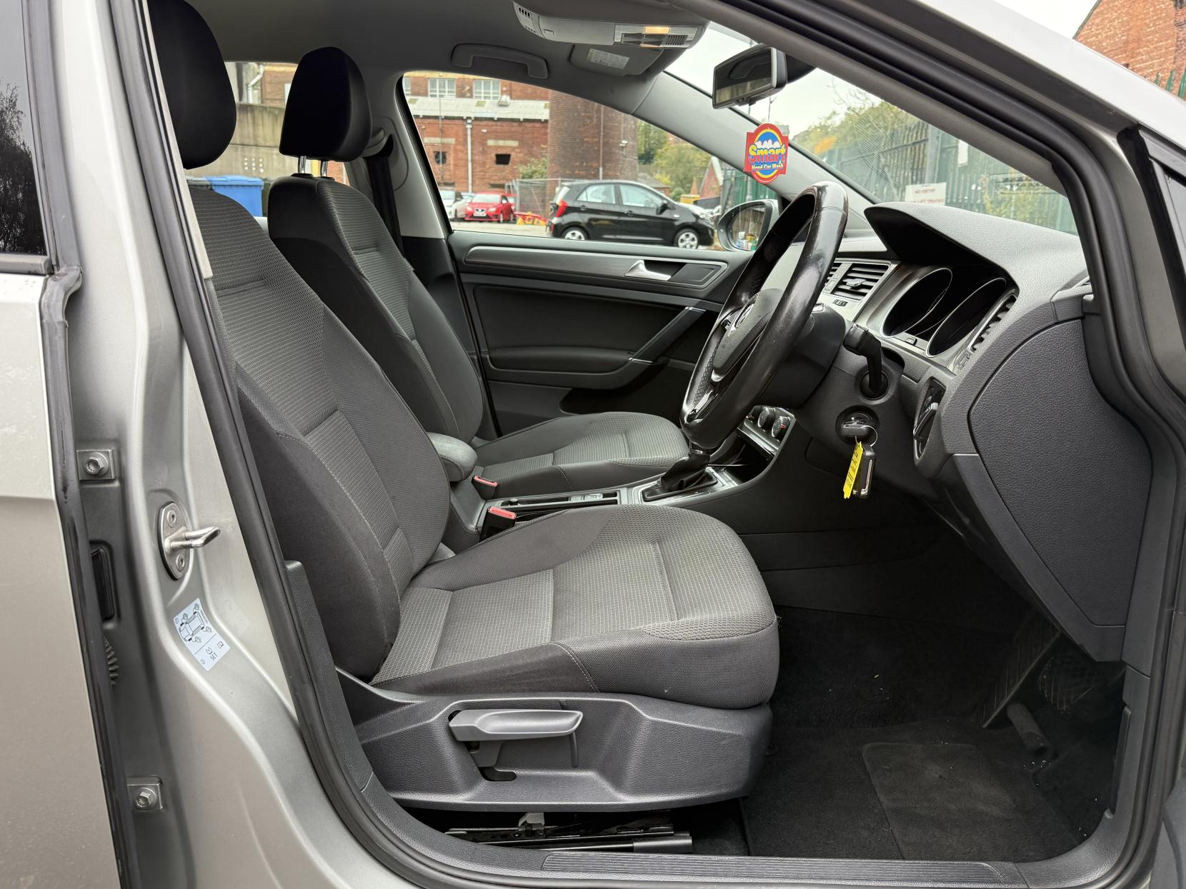 Volkswagen Golf 1.6 TDI BlueMotion Tech SE Hatchback 5dr Diesel DSG Euro 5 (s/s) (105 ps)