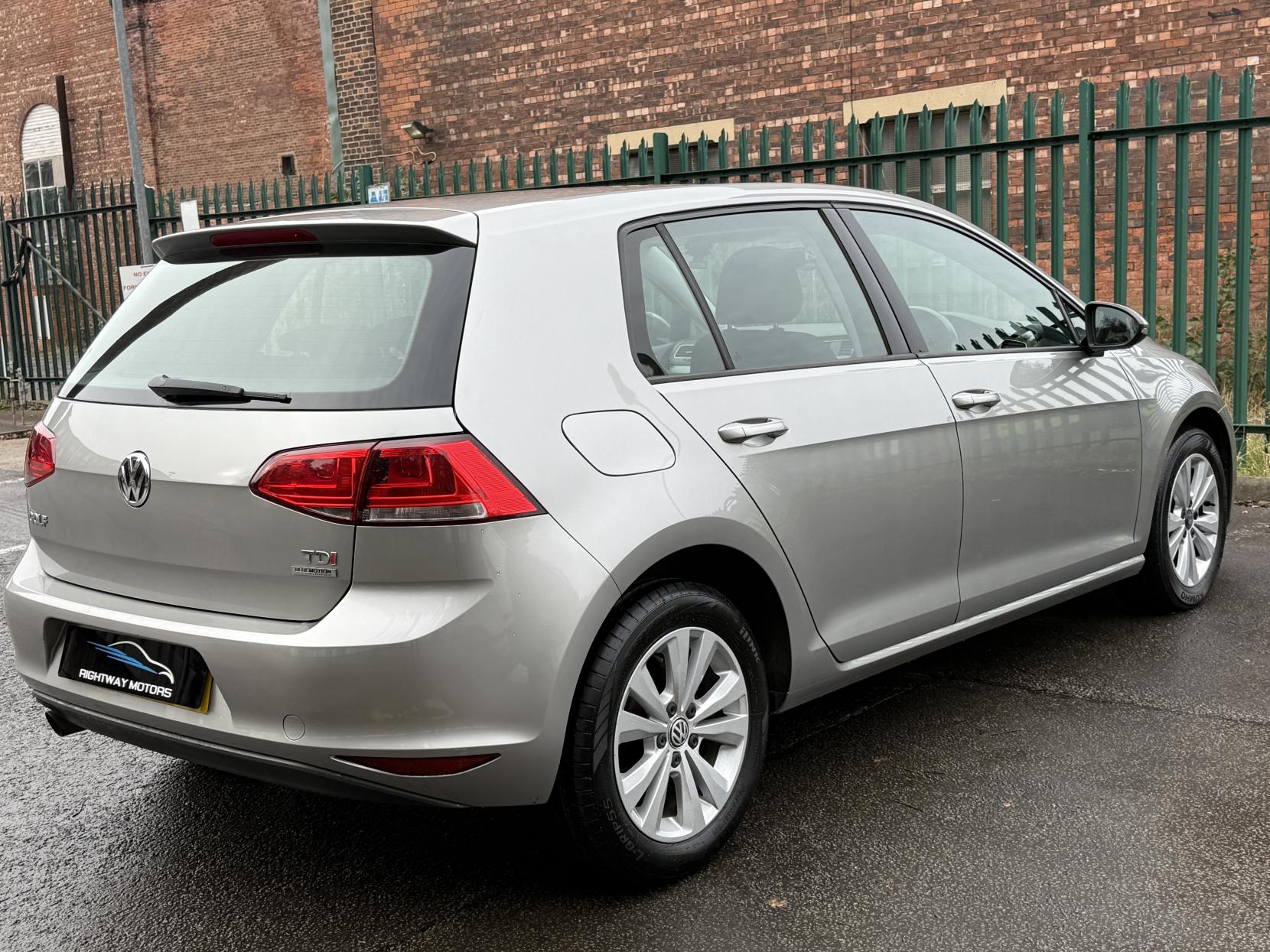 Volkswagen Golf 1.6 TDI BlueMotion Tech SE Hatchback 5dr Diesel DSG Euro 5 (s/s) (105 ps)