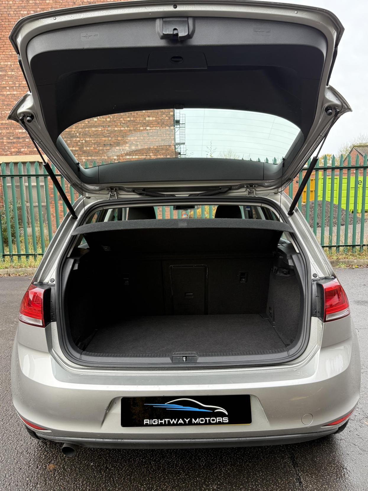 Volkswagen Golf 1.6 TDI BlueMotion Tech SE Hatchback 5dr Diesel DSG Euro 5 (s/s) (105 ps)