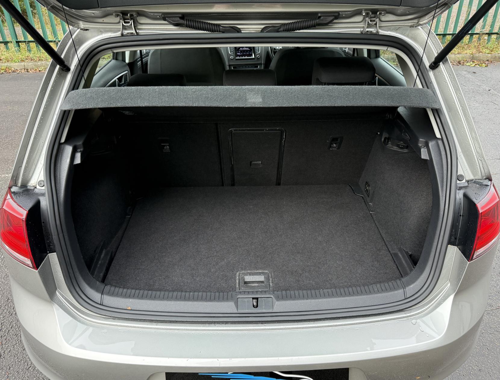 Volkswagen Golf 1.6 TDI BlueMotion Tech SE Hatchback 5dr Diesel DSG Euro 5 (s/s) (105 ps)