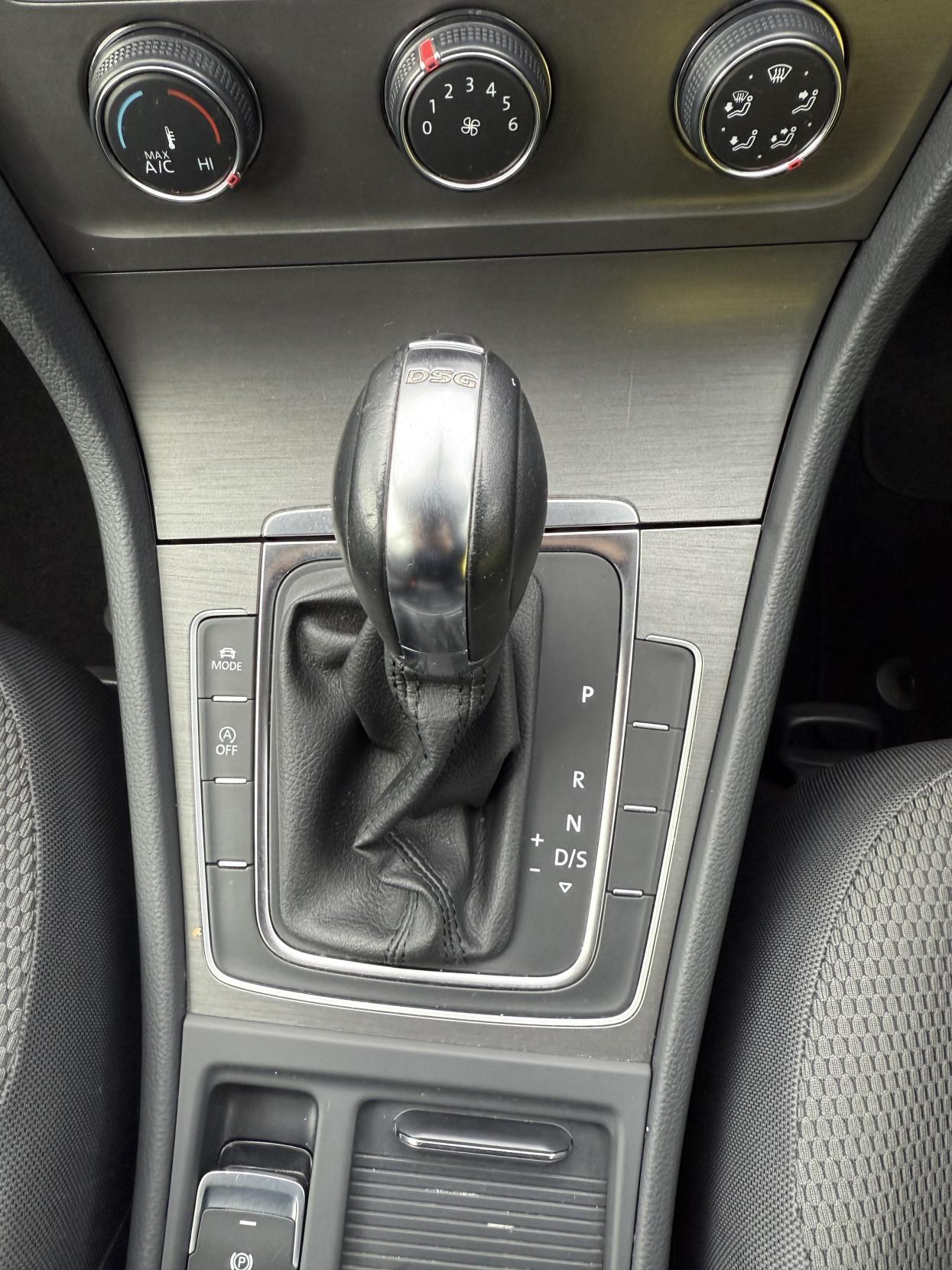 Volkswagen Golf 1.6 TDI BlueMotion Tech SE Hatchback 5dr Diesel DSG Euro 5 (s/s) (105 ps)