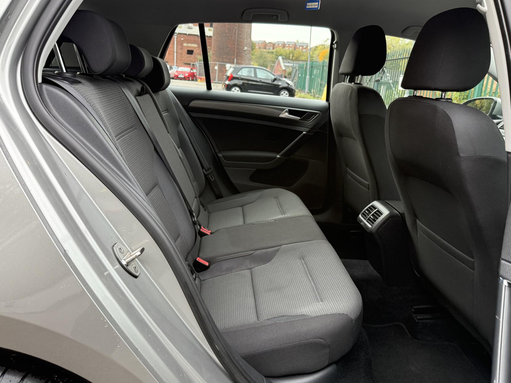 Volkswagen Golf 1.6 TDI BlueMotion Tech SE Hatchback 5dr Diesel DSG Euro 5 (s/s) (105 ps)