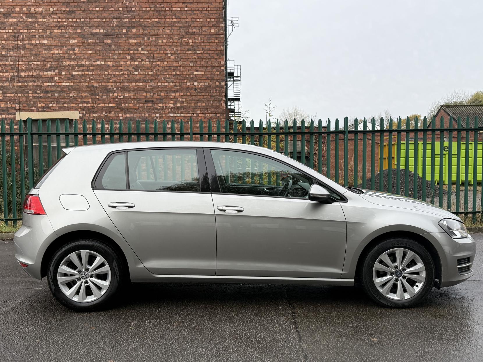 Volkswagen Golf 1.6 TDI BlueMotion Tech SE Hatchback 5dr Diesel DSG Euro 5 (s/s) (105 ps)