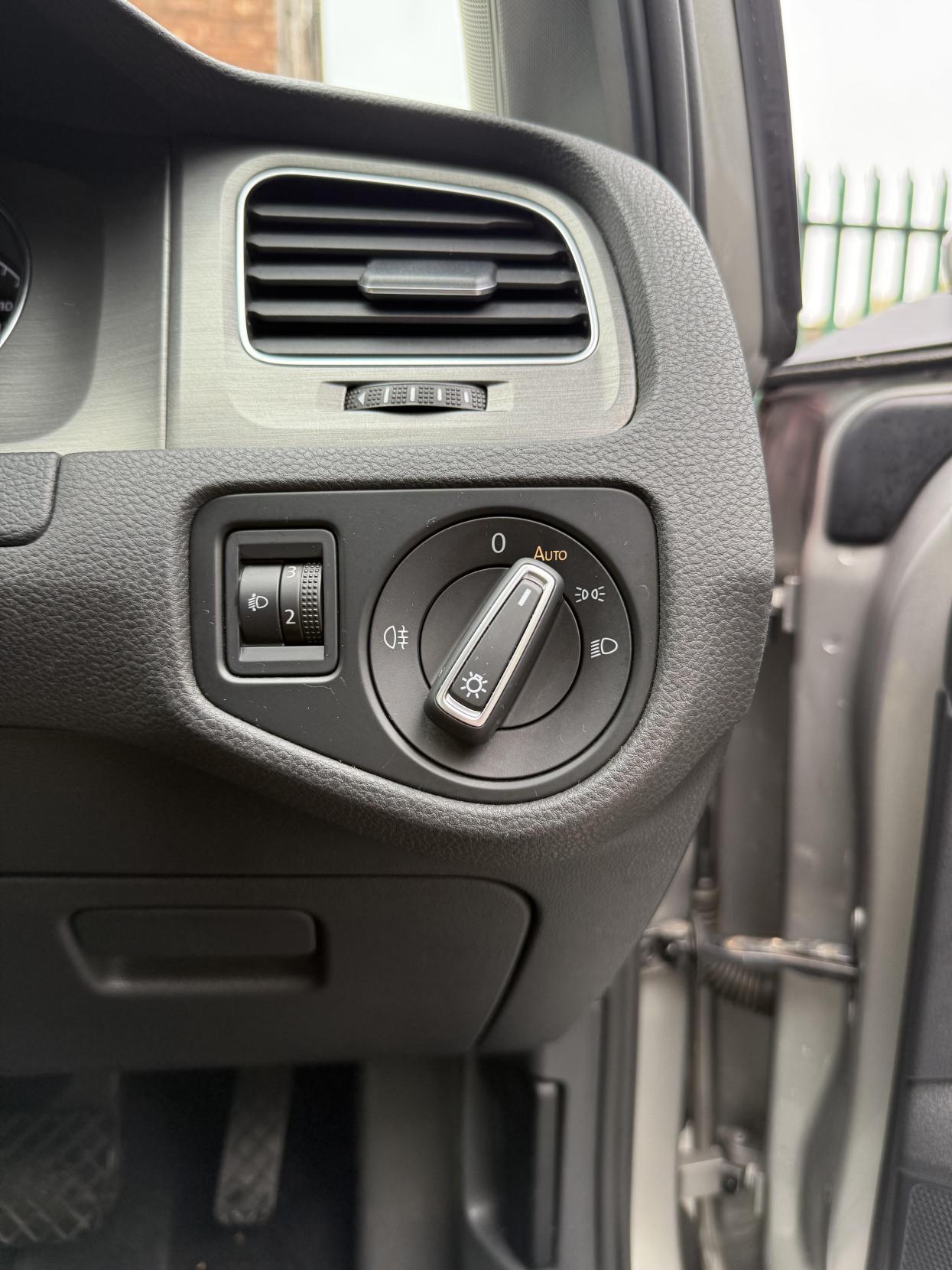 Volkswagen Golf 1.6 TDI BlueMotion Tech SE Hatchback 5dr Diesel DSG Euro 5 (s/s) (105 ps)