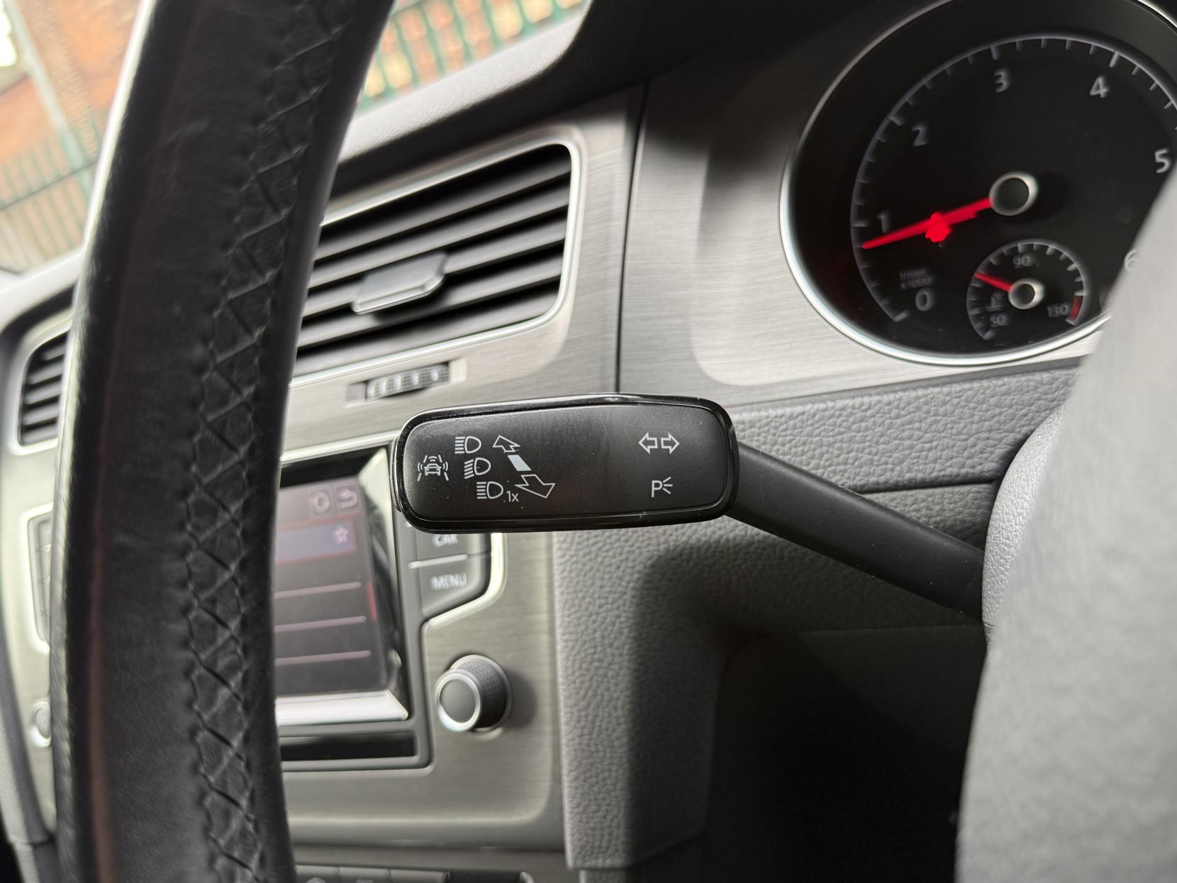 Volkswagen Golf 1.6 TDI BlueMotion Tech SE Hatchback 5dr Diesel DSG Euro 5 (s/s) (105 ps)