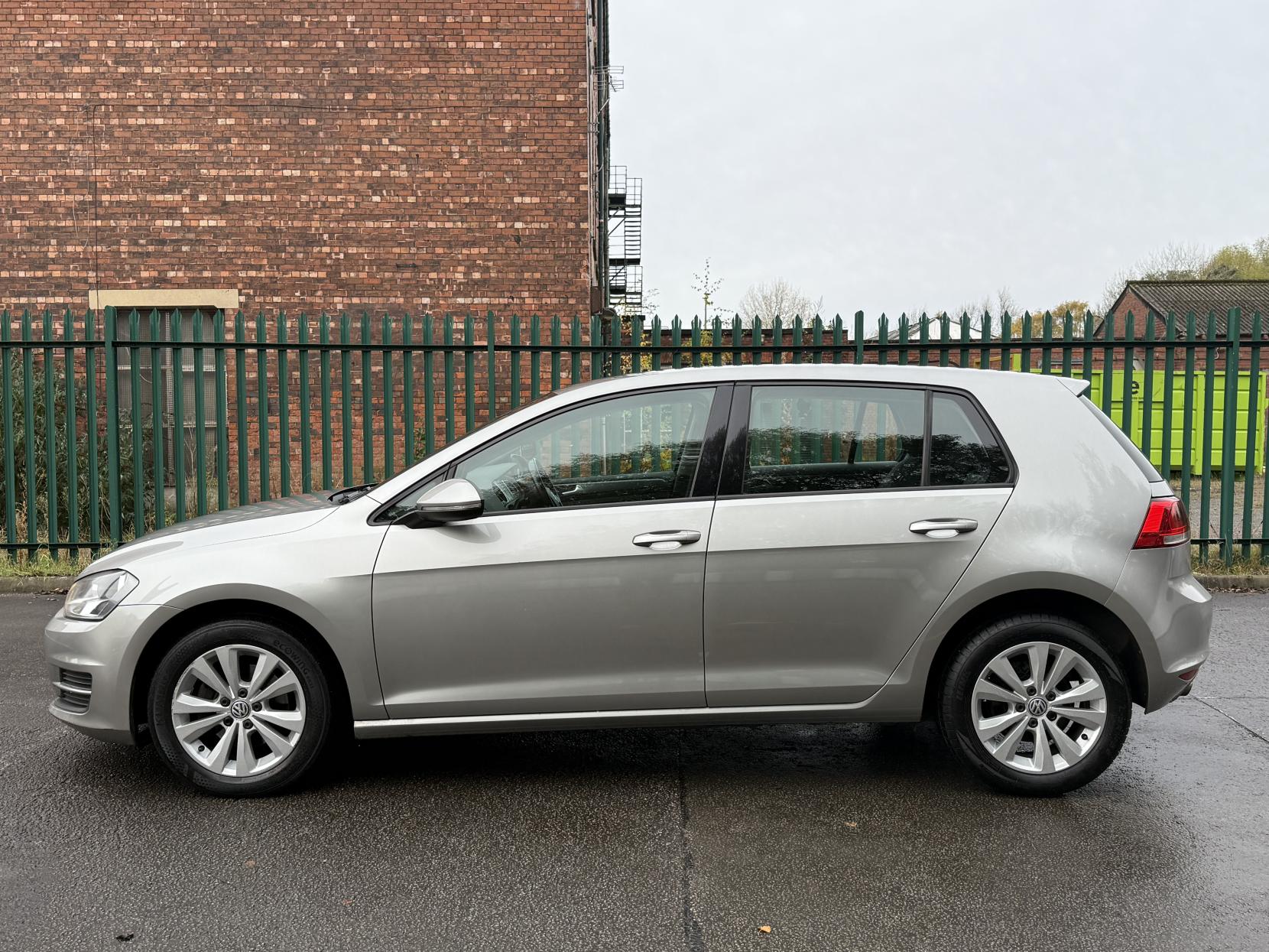 Volkswagen Golf 1.6 TDI BlueMotion Tech SE Hatchback 5dr Diesel DSG Euro 5 (s/s) (105 ps)