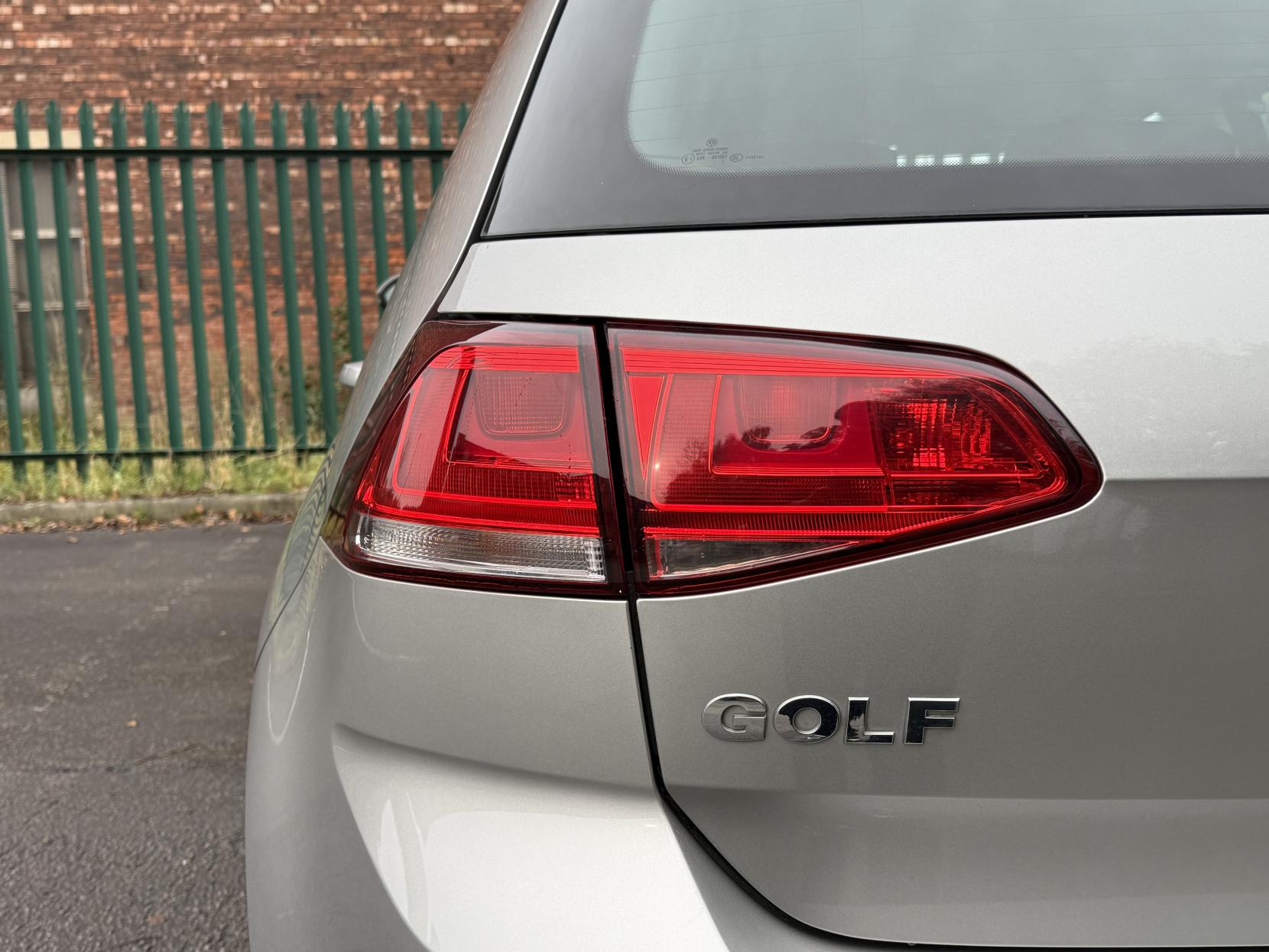 Volkswagen Golf 1.6 TDI BlueMotion Tech SE Hatchback 5dr Diesel DSG Euro 5 (s/s) (105 ps)